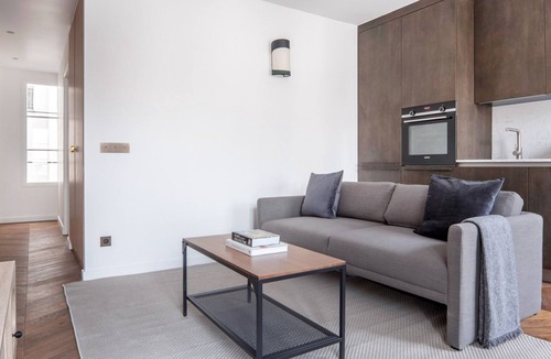 Quartier de la Place-Vendome Apartment | Blueground | Saint-Honoré, near shopping