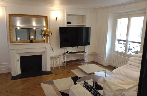 Quartier de la Place-Vendome Apartment | BnBNook - Bright 1BR by Louvre and Tuileries Gardens