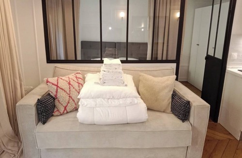 Quartier de la Place-Vendome Apartment | BnBNook - Bright 1BR by Louvre and Tuileries Gardens
