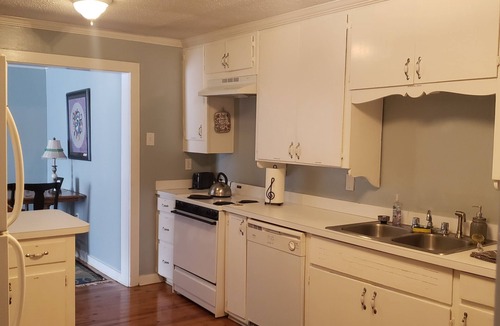 Washington Square Apartment | Bon Aire Apartment is in downtown Mobile on the Mardi Gras Parade Route