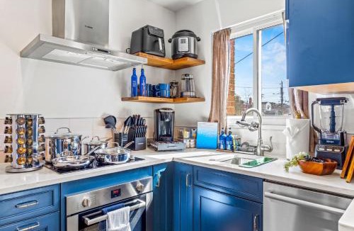 Old Town Alexandria House | Book Now!- Fenced Yard - BBQ Grill & 4 Tvs -Luxury Getaway -Floyd's Freedom-