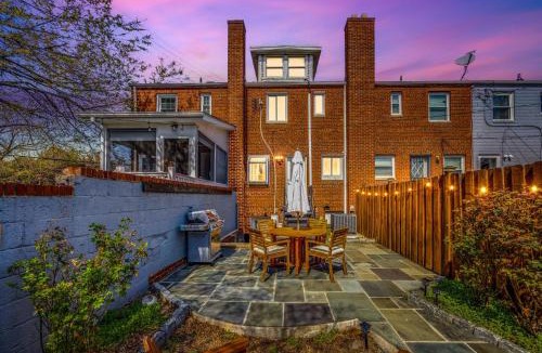 Old Town Alexandria House | Book Now!- Fenced Yard - BBQ Grill & 4 Tvs -Luxury Getaway -Floyd's Freedom-
