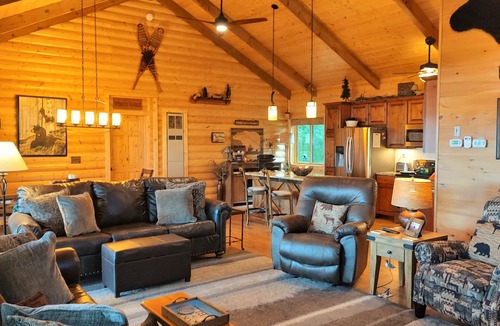 Luck Cabin | BOOKING END AUG+LBR DAY-Northwds Upscale Charmng Lakefrt Bone Lk-4 Bedrm-Game Rm
