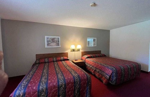 Boulder Junction Hotel | Boulder Bear Motor Lodge - Two Queen Beds 104 Back