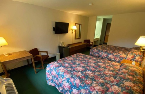Boulder Junction Hotel | Boulder Bear Motor Lodge - Two Queen Beds 104 Back