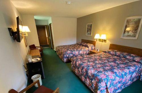 Boulder Junction Hotel | Boulder Bear Motor Lodge - Two Queen Beds 104 Back