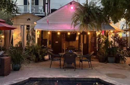 Treme Bed & Breakfast | Boutique Guesthouse Double Queen balcony and Pool