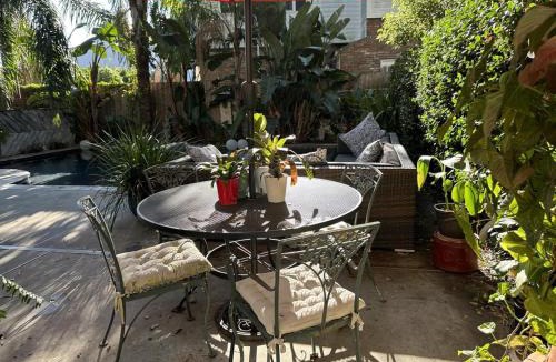 Treme Bed & Breakfast | Boutique Guesthouse King Suite balcony and Pool