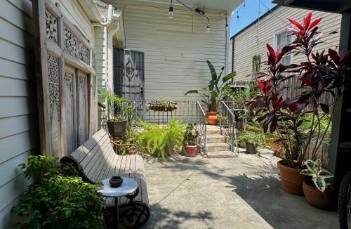 Treme Bed & Breakfast | Boutique Guesthouse King Suite balcony and Pool
