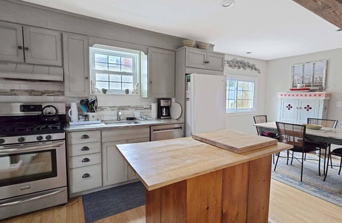 Wellfleet House | BRAND NEW LISTING! 3BD In-Town Gem-A/C, Screen Porch, 1/2 Mi to Mayo Beach & Main St
