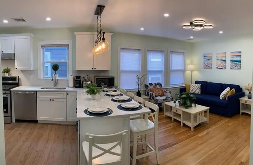 St. Marks Apartment | BRAND NEW MODERN 3BDS, 2 BATHS. SLEEP 9 PEOPLE. MINUTES AWAY FROM BOSTON.