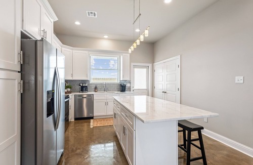 Youngsville House | Brand New Townhome Metairie Center Shopping Area Youngsville
