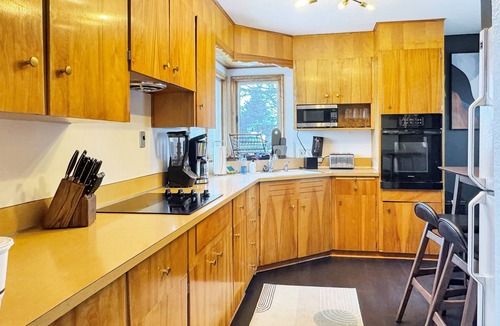 La Crosse House | Breezy 4BR | Steps to UW Campus