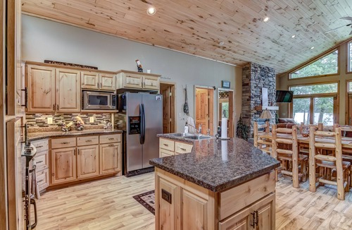 Hayward House | Breezy Bay Beach On Round Lake