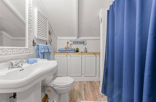 Waveland House | Breezy Porches Guesthouse ll - Upstairs Unit