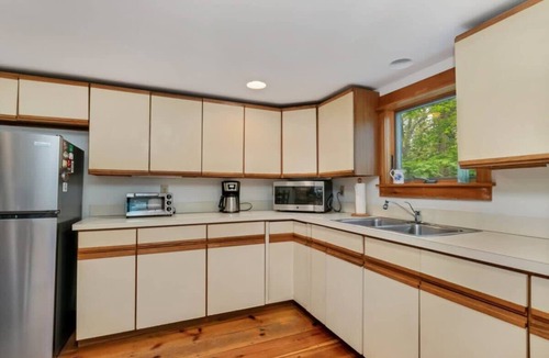 Brewster House | Brewster Retreat Near Bay Beaches & Dining