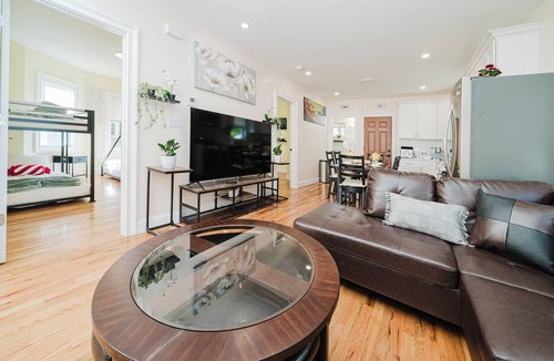 Milton Apartment | Bright 3BR Milton 1st-floor Apt Pet-Friendly near I-93 & Blue Hills 14-1
