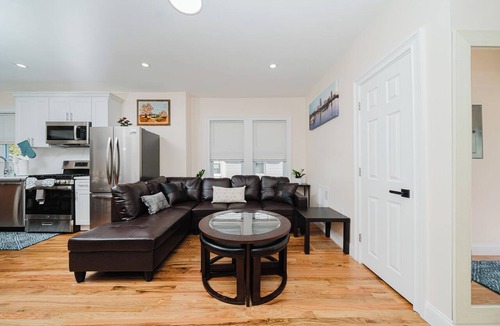 Milton Apartment | Bright 3BR Milton 1st-floor Apt Pet-Friendly near I-93 & Blue Hills 14-1