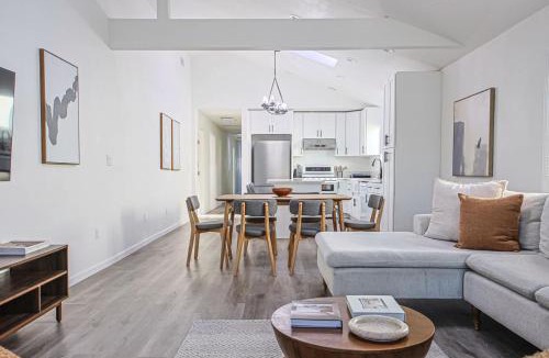 Del Rey House | Bright & Charming 3BR Home 10 Mins from Venice Beach