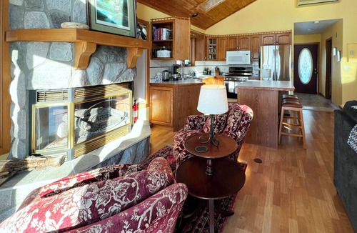Ely Cabin | Bright & Cheery Lakeside House + Bunkhouse on Bear Island Lake W/Dock! Sleeps 7
