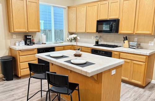 Chico House | Bright + Comfortable 3BR Family Retreat by Degarmo Park