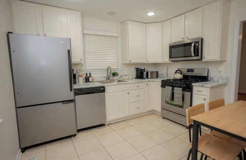 Wheaton-Glenmont House | Bright & Cozy 2BR w/Yard – Private Entrance In Silver Spring