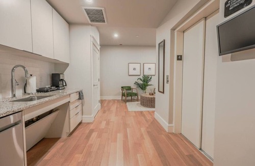 Back Bay Apartment | Bright Newbury Street 1 Bedroom Apartment