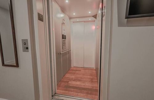 Back Bay Apartment | Bright Newbury Street 1 Bedroom Apartment