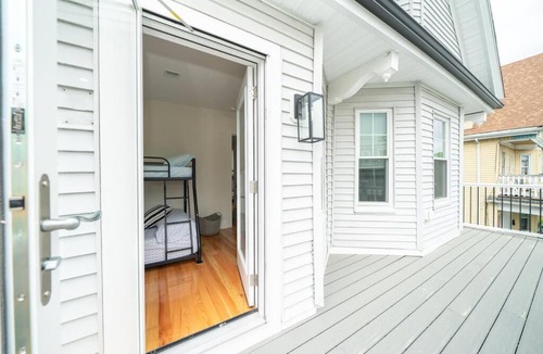 St. Marks Apartment | Bright & Spacious 4BR & 2BA Boston Apt - Bathtub, Free Parking near Red Line 802