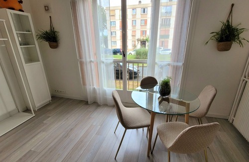 Coubron Apartment | Bright studio apartment near the forest in a secure residence Pets welcome