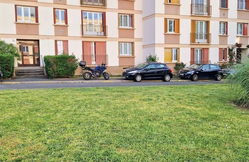 Coubron Apartment | Bright studio apartment near the forest in a secure residence Pets welcome