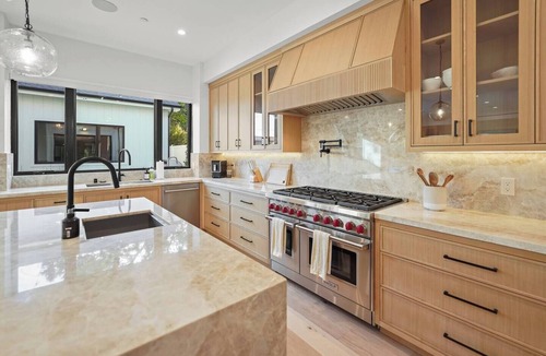 Sawtelle House | Bundy Villa 6bdr/Luxurious Modern Farmhouse with Guest House