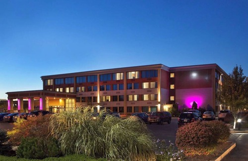 Woburn Hotel | Burlington Mall 2 Queen Room with Pool & Gym