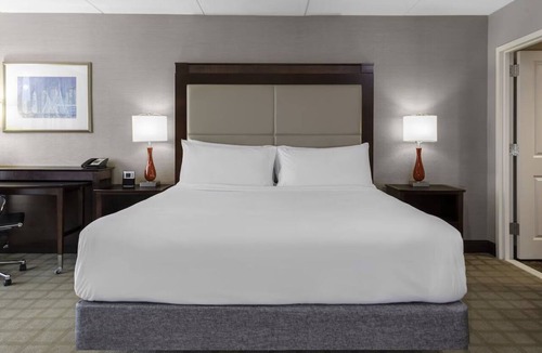 Woburn Hotel | Burlington Mall King Room with Pool & Gym