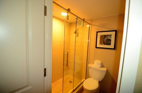 Woburn Hotel | Burlington Mall King Room with Pool & Gym