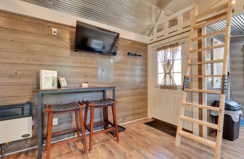 Austinville Apartment | Cabin w/Trail & Pond Access in Steamboat Rock!