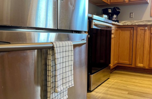 Shakopee House | California Dreamin' 3-BR cul-de-sac, centrally located in Shakopee-2 king beds