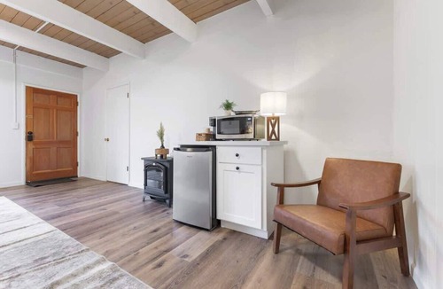 Springville Hotel | Camp Nelson Lodge | Room 4 | Sierra Nevada Retreat