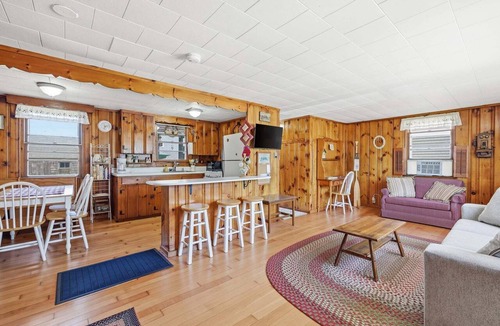 Sandwich Cottage | Cape cottage near town neck beach