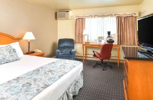Solvang Hotel | Capture Solvang's Charm! 3 Spacious Units, Pool, Continental Breakfast, Parking!