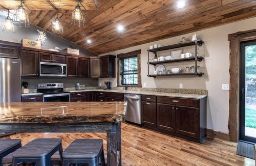 Wisconsin Dells House | Caribou Crossing 5 bed cabin 10 min from Dells