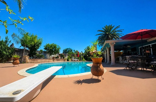 Greenacres House | Casa Tropical with a hot tub and outdoor grill