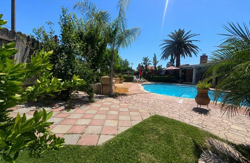 Greenacres House | Casa Tropical with a hot tub and outdoor grill