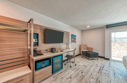 Port Hueneme Hotel | Casa Via Mar Inn, an Ascend Collection Hotel