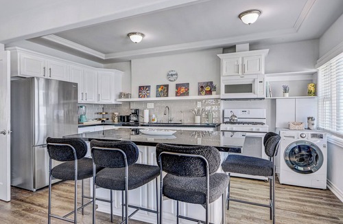 Sand Section Apartment | CasaBella- Ocean Breeze in El Porto suite