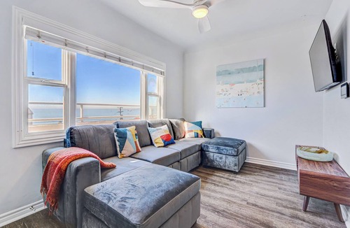 Sand Section Apartment | CasaBella- Ocean Breeze in El Porto suite