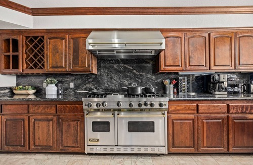 Woodcrest House | Castle vacation 8BD 6BA BBQ Pool 9 beds 4 Tvs