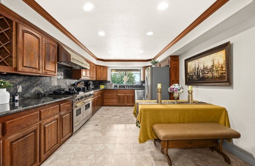 Woodcrest House | Castle vacation 8BD 6BA BBQ Pool 9 beds 4 Tvs
