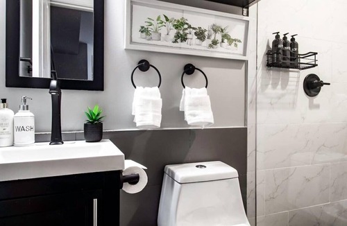 Truxton Circle Apartment | Centrally-Located Well-Decorated Solar-Powered!
