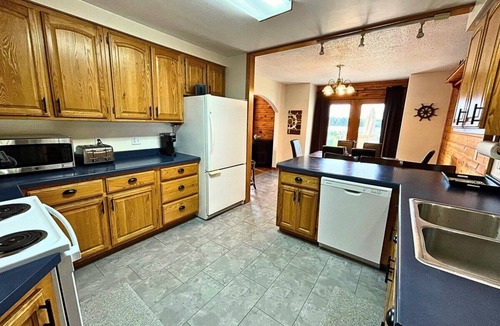 Phillips House | Chain of Lakes Lodge, 4-br lakefront with 2 docks